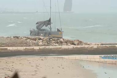 Duas pessoas resgatadas após naufrágio de veleiro em Algés