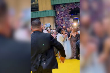 O momento em que Ariana Grande é atacada por fã na estreia de ‘Wicked - Pelo Bem’ em Singapura  