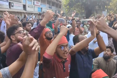 Manifestantes celebram condenação à morta da ex-primeira-ministra do Bangladesh Sheikh Hasina 