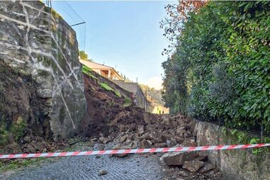 Rua da Calçada em Barcelos cortada após queda de muro