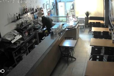 Imagens de videovigilância mostram ladrão a partir porta de vidro e a assaltar café em Oliveira do Douro  