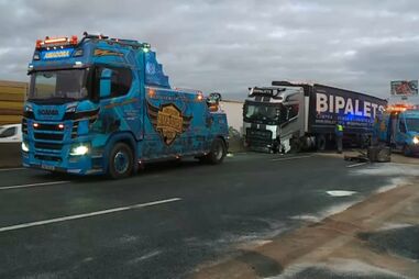 A1 cortada no sentido sul-norte após despiste de pesado