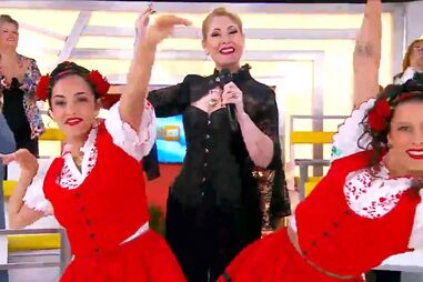 Cantora Rebeca canta ‘O Beijinho Português’ no ‘Manhã CM’