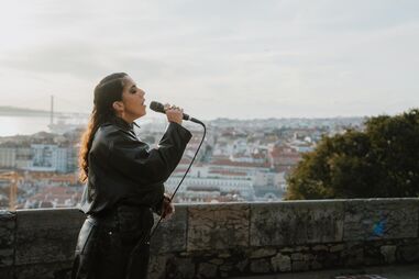 Sara Correia promove nova canção em Lisboa antes de concerto no MEO Arena