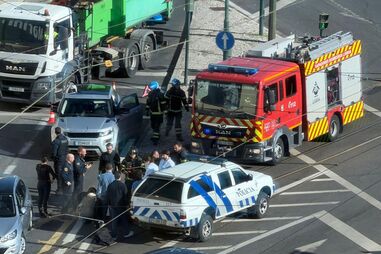 Acidente entre bicicleta e carro na Avenida 24 de Julho, em Lisboa, causa ferido