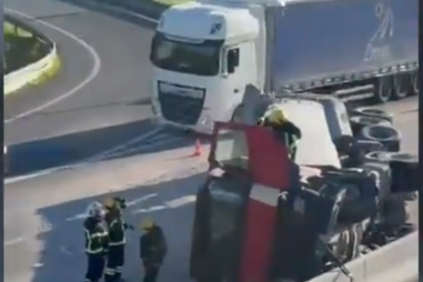 Camião despista-se e tomba na A33 na Moita. Condutor ficou ferido