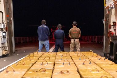 A Polícia Judiciária e a Marinha apreendem fardos