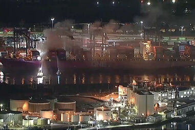 Mais de 100 bombeiros combatem incêndio em navio de contentores no porto de Los Angeles 