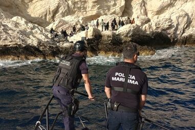 Polícia Marítima resgata grupo de migrantes presos numa falésia