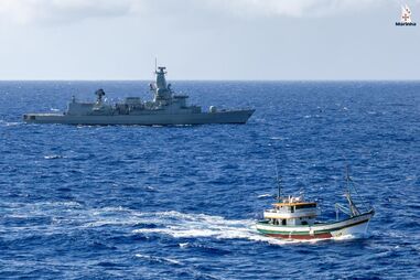 Embarcações da Marinha Portuguesa no oceano Atlântico
