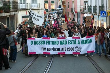 Mais de 200 marcham em Lisboa pelo fim dos combustíveis fósseis até 2030