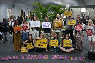 Ativistas participam de uma manifestação pelo fim do uso de combustíveis fósseis durante a COP30