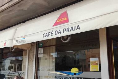 PJ investiga disparos contra porta de café em Alcochete