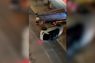 Carro capota totalmente após despistar-se em Camarate. Uma pessoa ficou ferida 