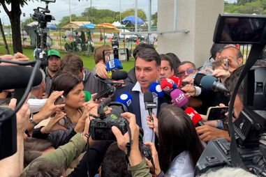 Bolsonaro recebe visita dos filhos na sede da Polícia Federal de Brasília