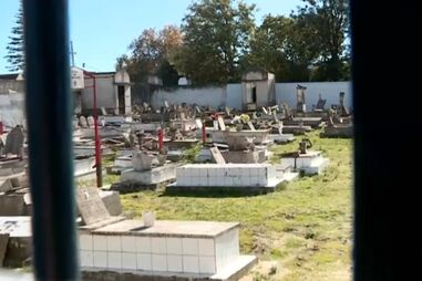 Cemitério vandalizado em Alhos Vedros com várias campas destruídas