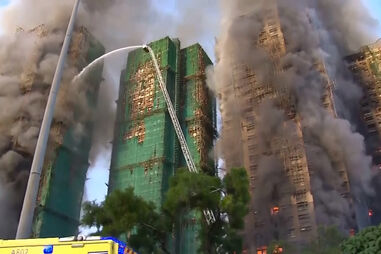 Dezenas de mortos e centenas de pessoas ainda desaparecidas em Hong Kong após incêndio em complexo residencial 