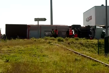 Camião tomba e derrama químico na saída da VRI para porto de Leixões