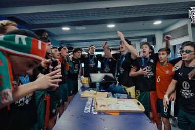 "Caminhando sem medo de errar": seleção de sub-17 canta música de Mariza após conquista do Mundial 