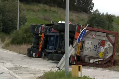 Camião cisterna com carga inflamável despista-se em Setúbal