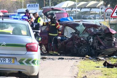 Colisão frontal entre dois carros faz quatro feridos em Olhão
