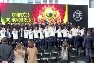 Seleção Nacional Sub-17 em festa ao regressar a Portugal após vencer campeonato do mundo de futebol