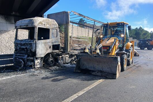 A4 reabre depois de incêndio em camião que cortou via em Murça