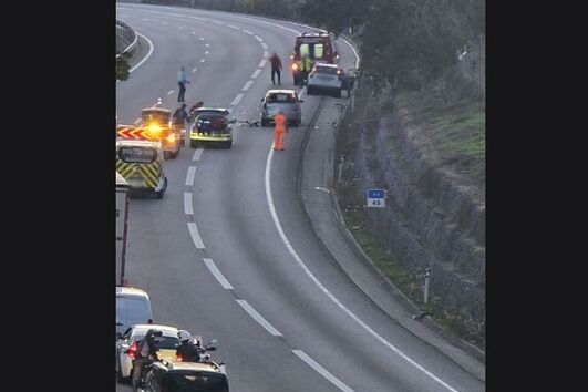 Motociclista morre em colisão com carro na A4 em Penafiel