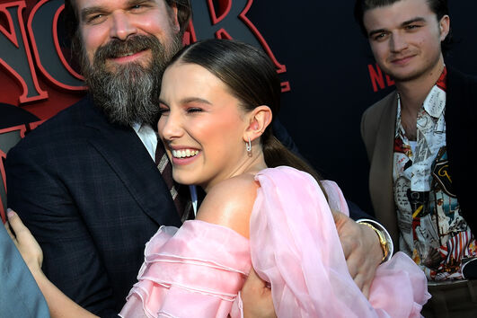 Atores de "Stranger Things", "Hacks" e "Big Mistakes" pedem mais histórias LGBT+