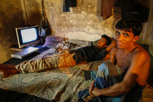 Homens no Bangladesh enfrentam desafios económicos, com muitos a emigrar para o Médio Oriente e Europa