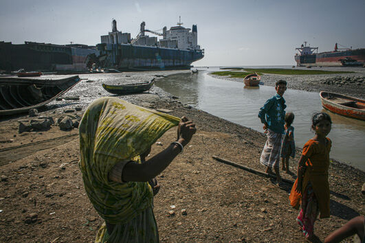 No Bangladesh, famílias vivem junto a estaleiros de desmantelamento de navios