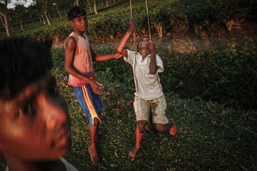 Crianças divertem-se no Bangladesh, país com raízes históricas em Portugal