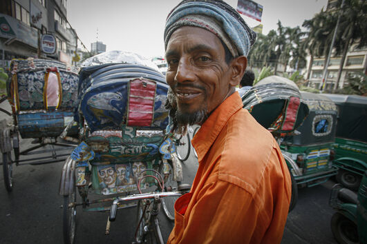 Condutor de riquexó em Daca. A capital do Bangladesh é uma das cidades mais populosas do planeta 