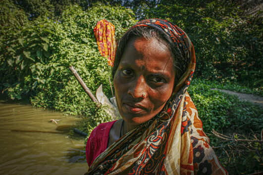 Mulher muçulmana numa aldeia dos arredores de Chittagong