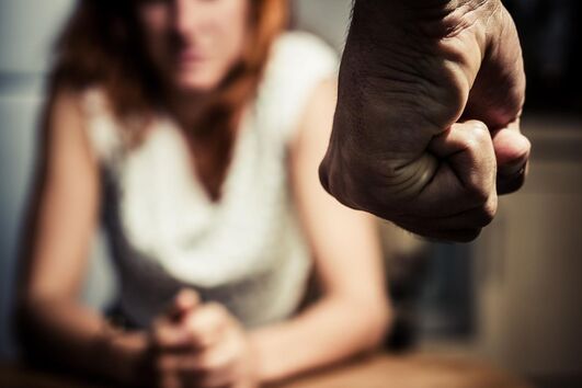 Número de crimes de violência doméstica em investigação subiu 31,7%