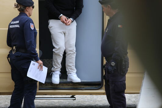 Homicida sob custódia da guarda prisional após alegação de legítima defesa