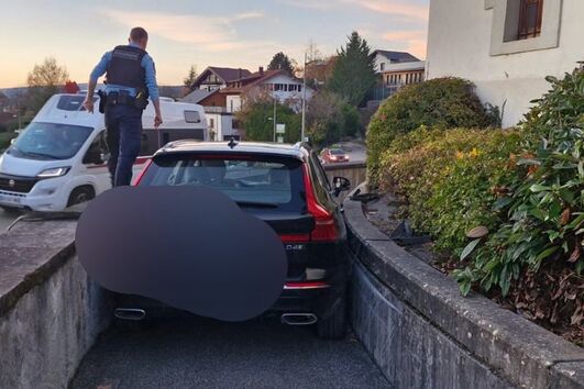 Condutor optimista ''entala'' SUV na rua