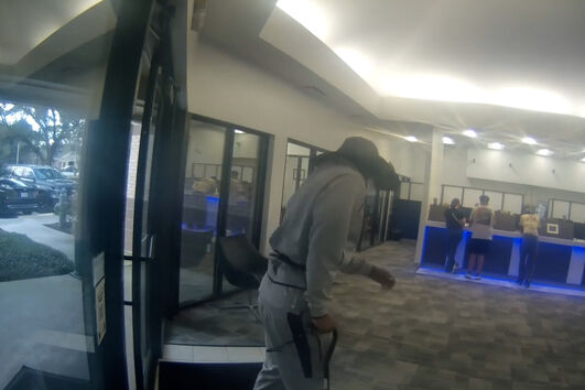 Homem finge estar ferido para assaltar banco nos EUA