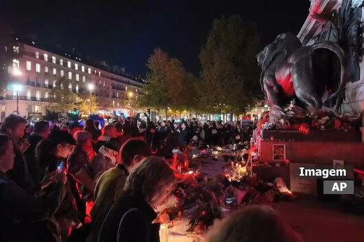 Flores e momento de silêncio: Presidente da Câmara de Paris homenageia vítimas dos atentados de 13 de Novembro 