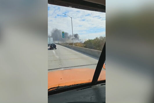 Enorme coluna de fumo após incêndio em armazém industrial em Baltimore nos EUA