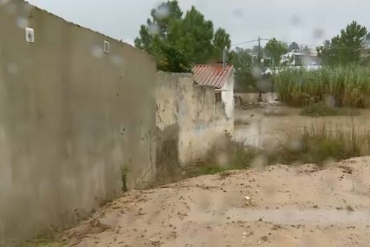 Equipa da CMTV mostra exterior da casa onde morreram idosos de 88 anos completamente alagado