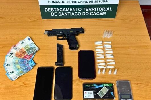 GNR detém suspeitos por tráfico de droga em Sines e apreende cocaína, arma e dinheiro