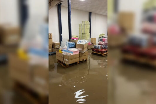 Mau tempo causa estragos em armazém de roupa de criança em Vila do Conde