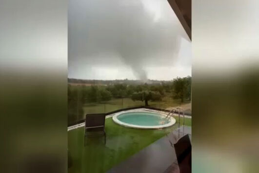 Imagens mostram passagem de tornado em Albufeira