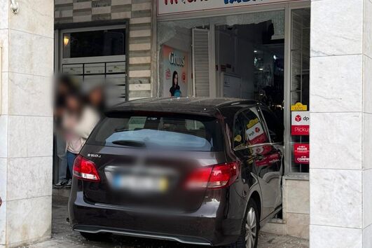 Idoso despista-se e invade papelaria em Loures