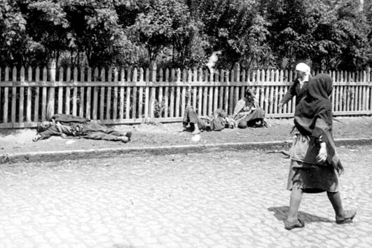 Ucranianos moribundos e mortos de fome numa rua de Kharkiv, em 1933, durante o Holodomor 