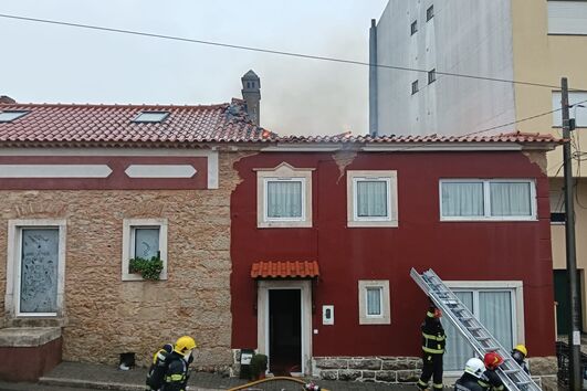 Incêndio terá começado na zona do telhado, que colapsou