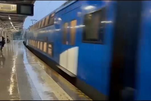 Pessoas amontoadas e portas que não fecham: milhares de passageiros sofrem com o caos nos transportes