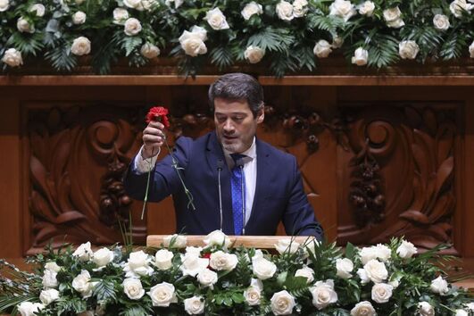 O momento em que André Ventura retira cravos vermelhos e diz que "o dia é de rosas brancas"