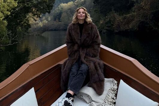 Cristina Ferreira relaxa no Douro, num barco rodeada pela natureza